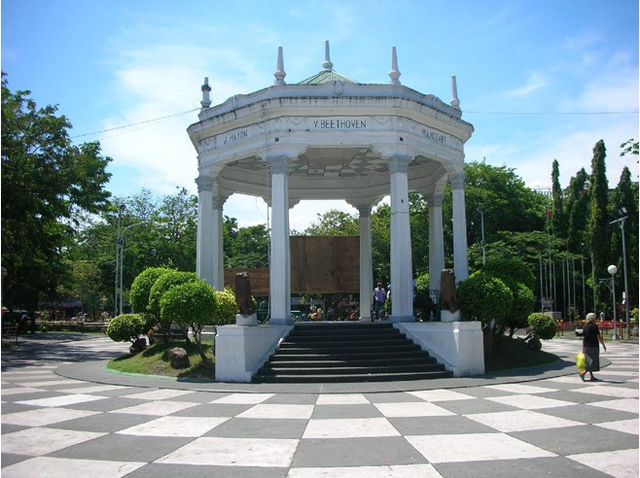 巴科羅市民廣場 (Bacolod Public Plaza)