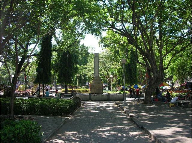 巴科羅市民廣場 (Bacolod Public Plaza) 是一個非常受市民歡迎的地方