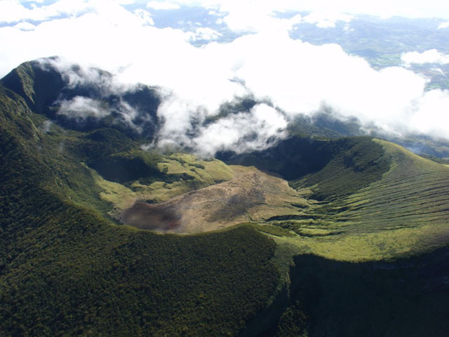 坎拉翁火山 (Kanlaon Volcano)