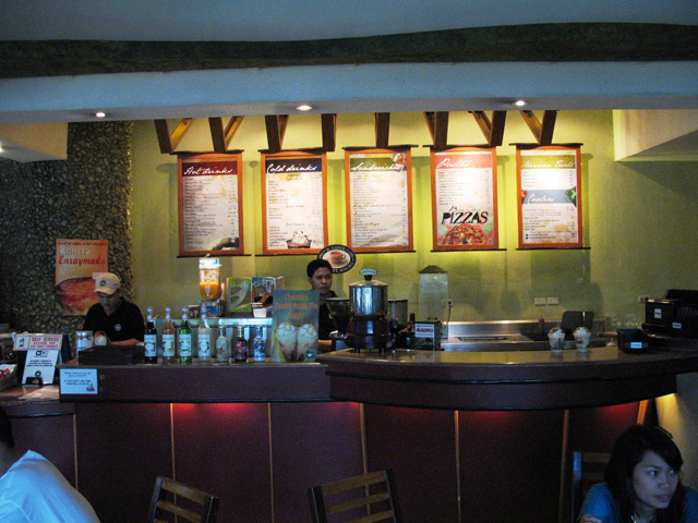 開放式的吧台與點餐區，主色調為綠色，有點Starbucks 的感覺！