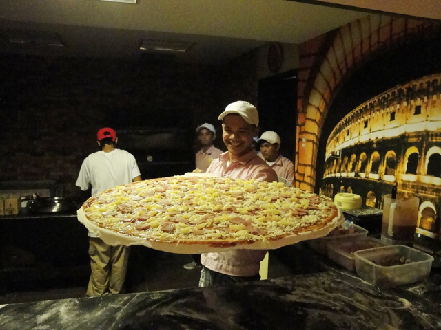 30 吋香噴噴的Pizza 出爐啦！