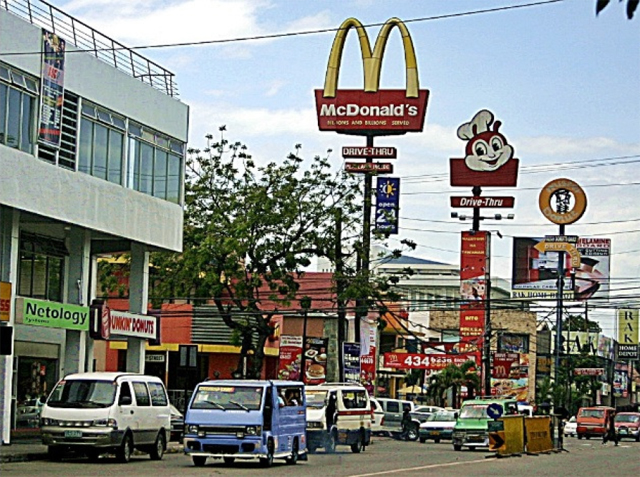 杜威遊學 JELS 學校附近街道有麥當勞、Jollibee 等速食連鎖餐廳