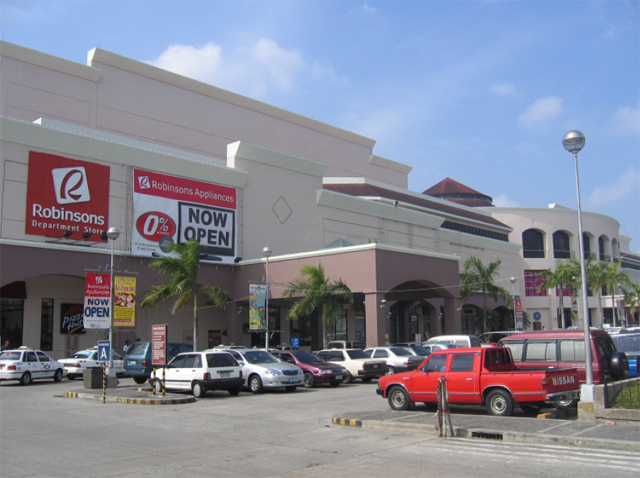 羅賓森購物中心 (Robinsons Place)，距離JELS學校僅10分鐘