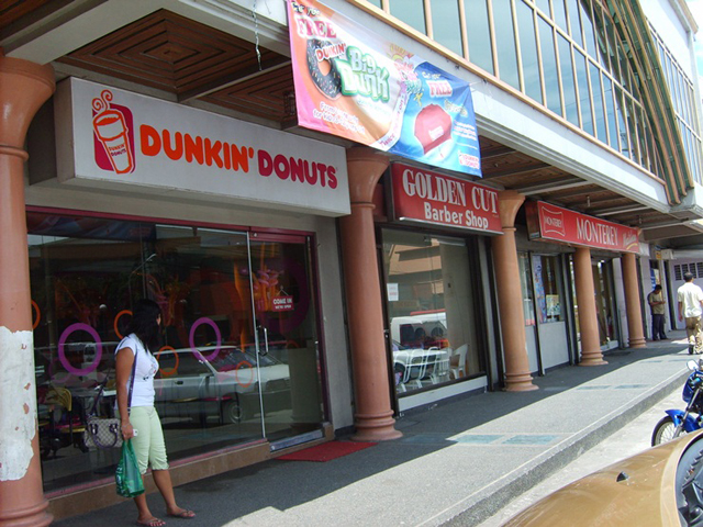 Dunkin Donuts 甜甜圈 ＆ Golden City 理髮店