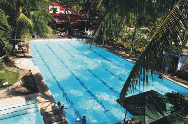 杜威遊學 OKEA 學生免費使用 Palmas Del Mar 度假飯店露天游泳池，距離學校僅10分鐘 