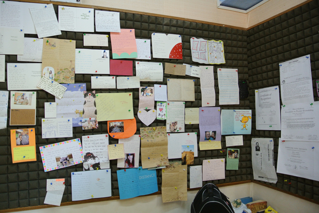 杜威遊學 OKEA 教室牆上貼滿世界各地學生的感謝卡片