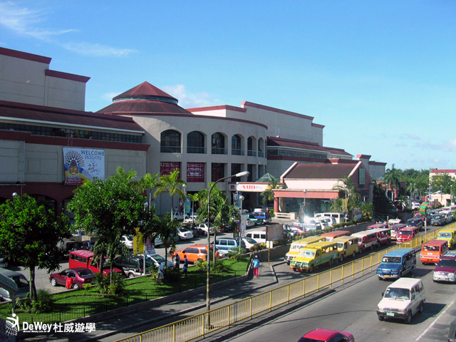 Robinsons Place Bacolod 羅賓森百貨公司外觀 (旁邊是平面停車場) 